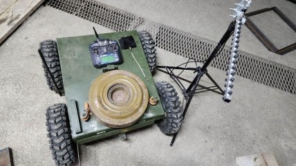 Сюрприз для ворога: волонтери створили наземний дрон для мінування ворожих позицій