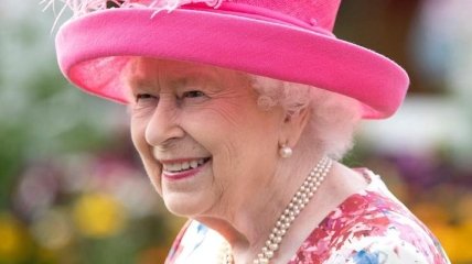92-летняя королева Елизавета II в ярко-голубом платье провела деловую встречу