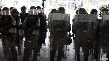 Полиция Гонконга перекрыла протестующим доступ в аэропорт