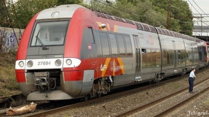 Во Франции поезд врезался в дерево, десятки людей получили ранения