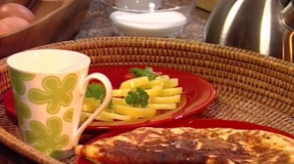 Завтрак из омлета, свежих овощей и карамельного молока