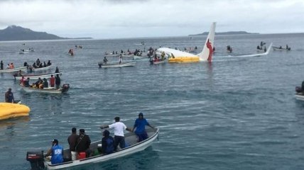 Авиакатастрофа на воде: в Микронезии самолет с пассажирами упал в лагуну (Фото, видео)
