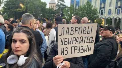 Весілля зірвалося: дочка лаврова втекла з Грузії під охороною СБ, але протести не вщухають