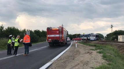 ДТП близ Праги: поезд въехал в автобус 