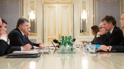Порошенко поговорил про Донбасс с представителями ФРГ и Франции