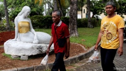 В Индонезии статуям русалок в парке прикрыли голую грудь топами