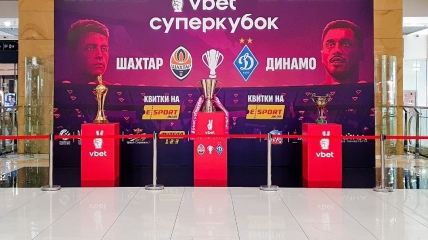 Футбольні трофеї виставили в ТРЦ Gulliver перед матчем "Шахтар" — "Динамо"