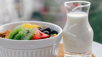 Медики рассказали, почему женщинам не стоит пить жирное молоко 