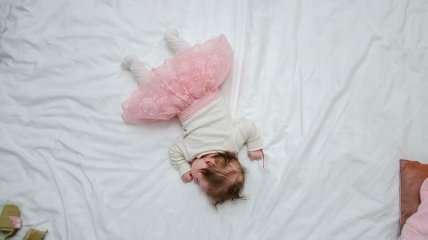 Почему дети должны спать в своих кроватках - объяснение ученых