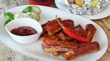 Рецепт дня: запеченные свиные ребрышки в томатном маринаде