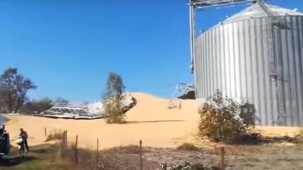 На Сумщине улицу засыпало тоннами кукурузы (Видео)