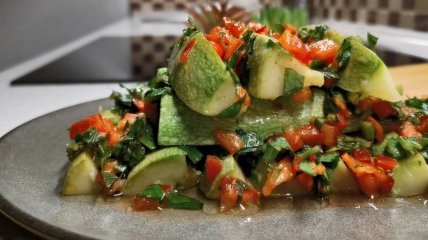 Пикантна закуска з кабачків