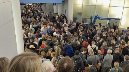 США возвращают граждан из Европы: в аэропортах возникли многотысячные очереди