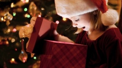 Новый год с детьми: дарите меньше игрушек, больше волшебства