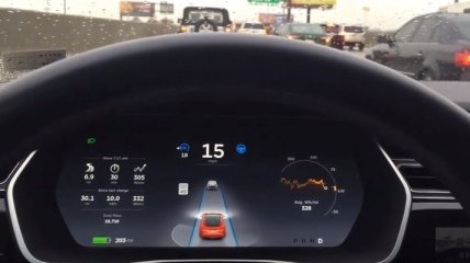 Автопилот Tesla научился прогнозировать аварии (Видео)