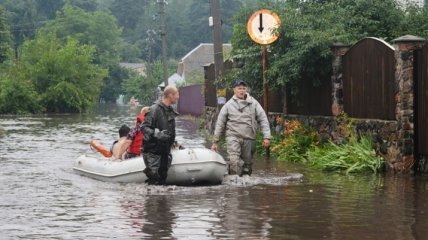Потоп в Чернигове: по улицам плывут лодки, машины ушли под воду