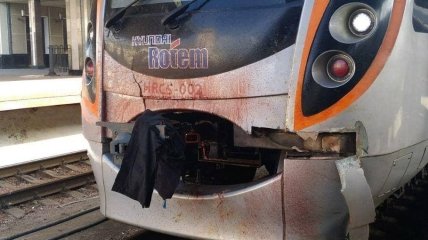 У мережі пишуть, що другим потягом, під який потрапила жертва ДТП, став київський інтерсіті