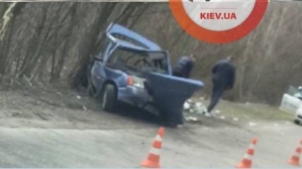 Под Киевом произошла авария с двойным переворотом: двух человек зажало в авто (фото)