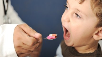 Как правильно дать лекарство ребенку?