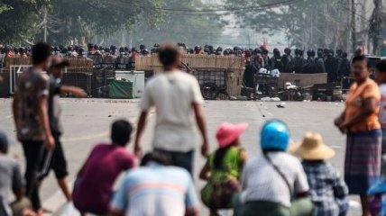 Протестующих загнали в ловушку, но им удалось сбежать: что происходит в Мьянме
