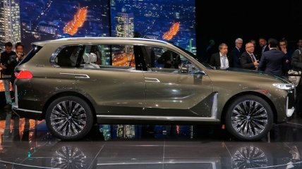 Эксперты показали первый снимок нового BMW X7