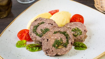 Пасхальное меню: сочный мясной рулет со шпинатом и грибами