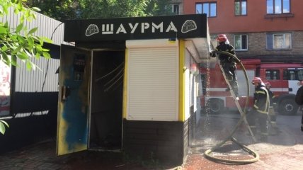 В Киеве спасатели потушили пожар в киоске шаурмы