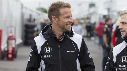 Легендарный британский гонщик Формулы-1 хочет выступать и в 2017-м