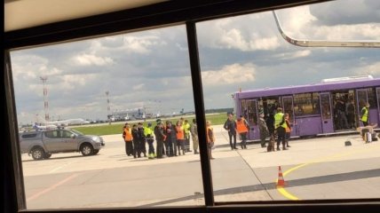 "Мы видели истребитель, а потом нас держали взаперти 6 часов": пассажиры рейса Ryanair рассказали о пережитом в Беларуси (видео)