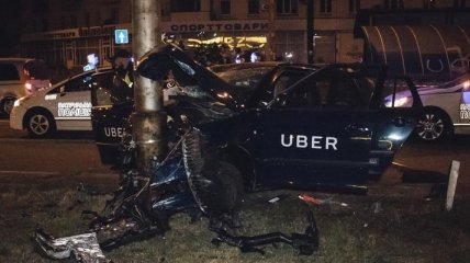 В Киеве такси врезалось в столб: пассажир в реанимации 