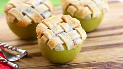 Десерт повышенной полезности: яблочный пирог в яблоке