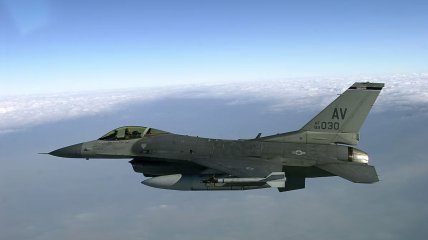 Новости о доставке F-16 в Украину объясняют многое "странное"