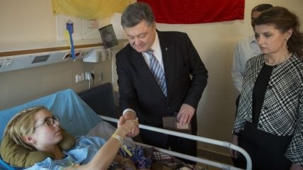 Чета Порошенко навестили волонтера Яну Зинкевич
