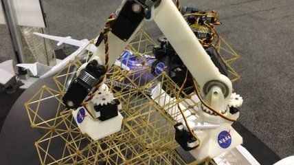 Мал, да удал: крошечные дюймовые роботы-черви могут строить космические корабли