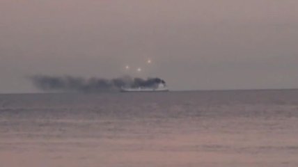 Несколько НЛО следили за пылающим кораблем (Видео) 