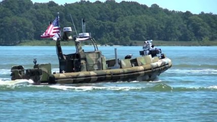 Военные корабли США будут защищать катера-роботы (Видео)