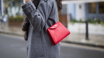 Красная сумка стала главным трендом осени 2023 среди аксессуаров
