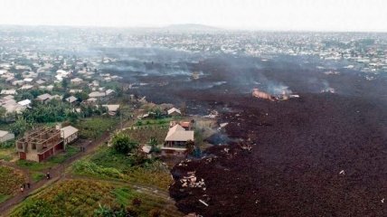 "Проклинаю этот день": женщина трагически потеряла мужа под лавой извергающегося вулкана в ДР Конго