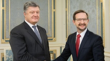 Порошенко и генсек ОБСЕ обсудили размещение миссии ООН на Донбассе