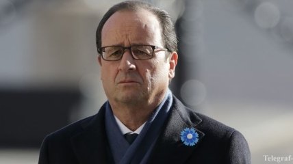 Во Франции самолет призвал Олланда подать в отставку