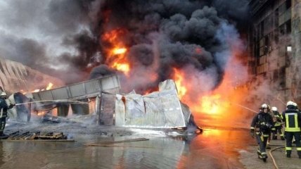 В Киеве горит склад с горючими материалами