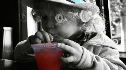 В чем опасность сладких напитков для детей