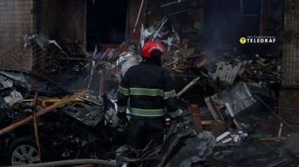 Кадри, від яких холоне кров: поліція та рятувальники показали перші хвилини після обстрілу України (відео)