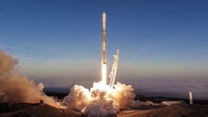 Запуск ракеты Falcon 9 с космическим кораблем Dragon V2