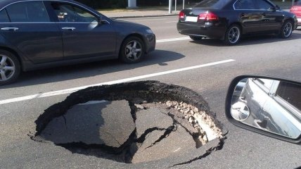 Мининфраструктуры просит украинцев фотографировать ямы на дорогах
