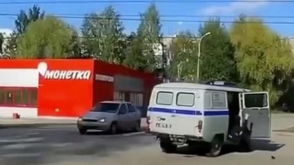 "Мусор выпал, подберите": падение полицейского из машины на ходу в РФ развеселило сеть (видео)