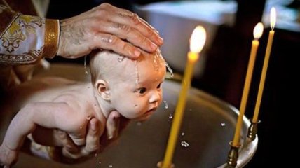 В Румынии могут изменить обряд крещения после трагической смерти младенца: что известно