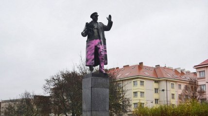 Неизвестные раскрасили в розовый цвет памятник маршалу Коневу в Праге