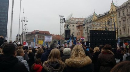 Требуют повышения зарплат: десятки тысяч педагогов вышли на улицы столицы Хорватии