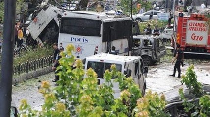 В результате взрыва в Стамбуле погибли два человека, восемь ранены
